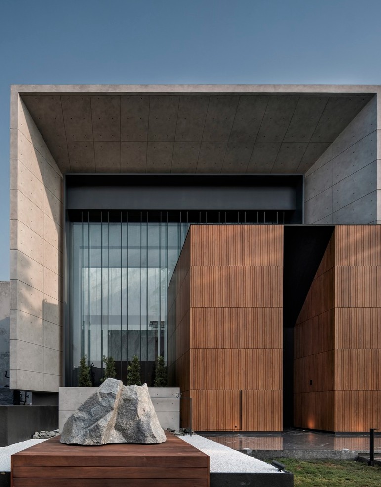 ArchDaily's tweet image. The #house #design focuses on creating a modern, enclosed space that feels open and connected. The concept of a ‘cave’ combines #concrete and timber elements to form a protective envelope around a central void, which enhances light and airflow. ow.ly/jWo050Tgl4u