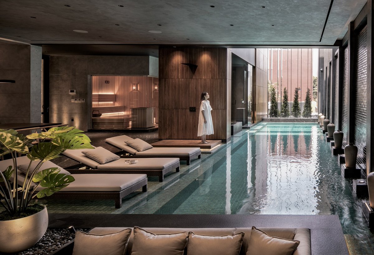 ArchDaily's tweet image. The #house #design focuses on creating a modern, enclosed space that feels open and connected. The concept of a ‘cave’ combines #concrete and timber elements to form a protective envelope around a central void, which enhances light and airflow. ow.ly/jWo050Tgl4u