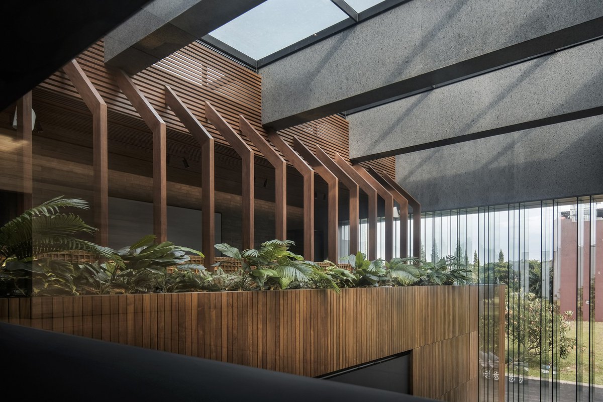 ArchDaily's tweet image. The #house #design focuses on creating a modern, enclosed space that feels open and connected. The concept of a ‘cave’ combines #concrete and timber elements to form a protective envelope around a central void, which enhances light and airflow. ow.ly/jWo050Tgl4u