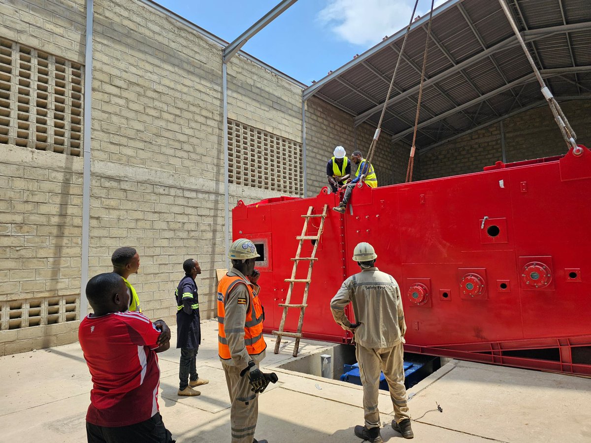 DianaAtwine's tweet photo. Installation of Health Care Waste Management incinerator in Mbarara. Similar incinerators are being installed in Lira, Mukono, Fort Portal, and Gulu for safe waste disposal as Hospital waste can be hazardous and infectious posing serious health and environmental risks. #MOHatWork https://t.co/uUbBq6933I