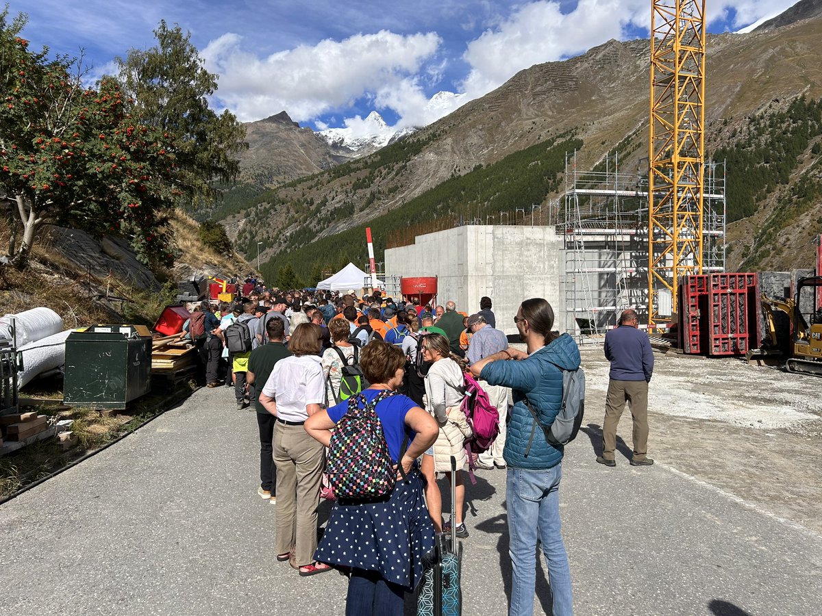 BaracchiMount's tweet photo. Luftbrücke @Saas_Fee_ch nach Stalden in Betrieb 🚁 https://t.co/ZnuQFslRvX