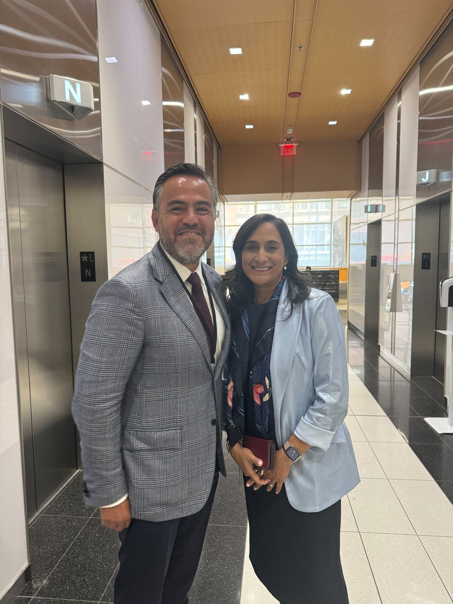 memocruz's tweet image. I met  @AnitaAnandMP when I arrived to #Canada few years ago; she was a law professor, and I was an international student. Yesterday. I met her again  at #EX24. Thank @SmBizRoundtable for your kind invitation and congratulate your team for a great event.