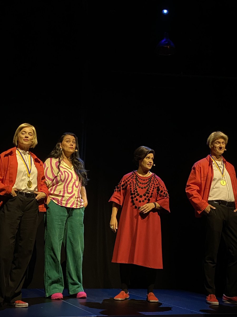 Illan ensimmäinen näytelmäpätkä Punaisin ruusu puhkeaa kukkaan. 🌹 Näyttämöllä Anne Syysmaa, Elina Ylisuvanto, Heli Haapalainen ja Janne Raudaskoski sekä Elviira Kujala.

#PikiTalk #OulunTeatteri