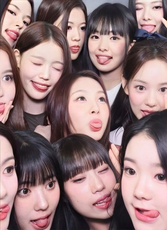iznamily's tweet image. missing these goofy girls together 🥹