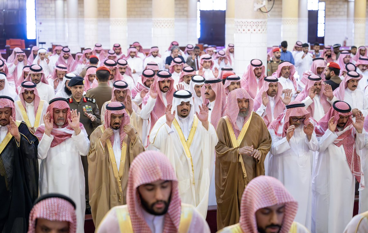 emara_alriyadh's tweet image. سمو نائب أمير منطقة #الرياض يؤدي صلاة الميت على بندر بن عبدالله بن ربيعان -رحمه الله-.
riyadh.gov.sa/#/home/news-de…

#إمارة_الرياض