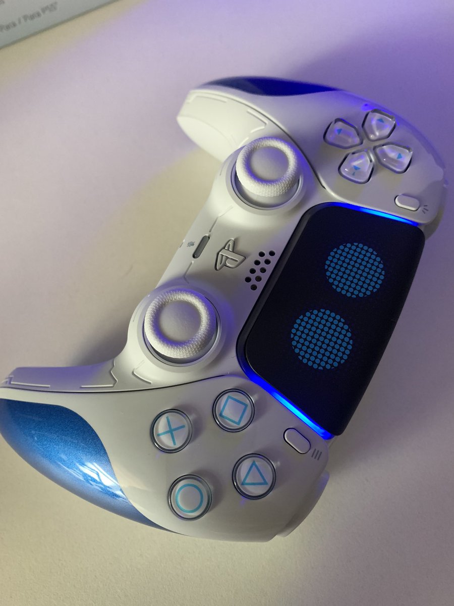wafel_games's tweet photo. ¡Hoy me ha llegado este pedazo de mando de Astro Bot, me ha encantado, es mucho más guapo de lo que pensaba, es precioso, se lo han currado mucho!! ¡Qué preciosidad! 😍 https://t.co/AlbNw6ZeJ8