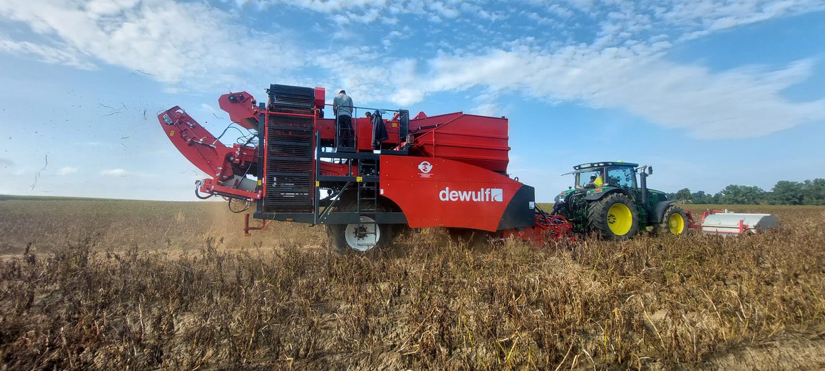 Last week, this RA2060 was set-up in Bavaria, Germany! 🚜
Our 2-row harvester, along with ten other Dewulf machines, will be on display at <a href="/PotatoEurope/">PotatoEurope</a>  in France next week.
Curious to see how Dewulf will show up for the event? 👀
Discover the line-up: shorturl.at/FQajz