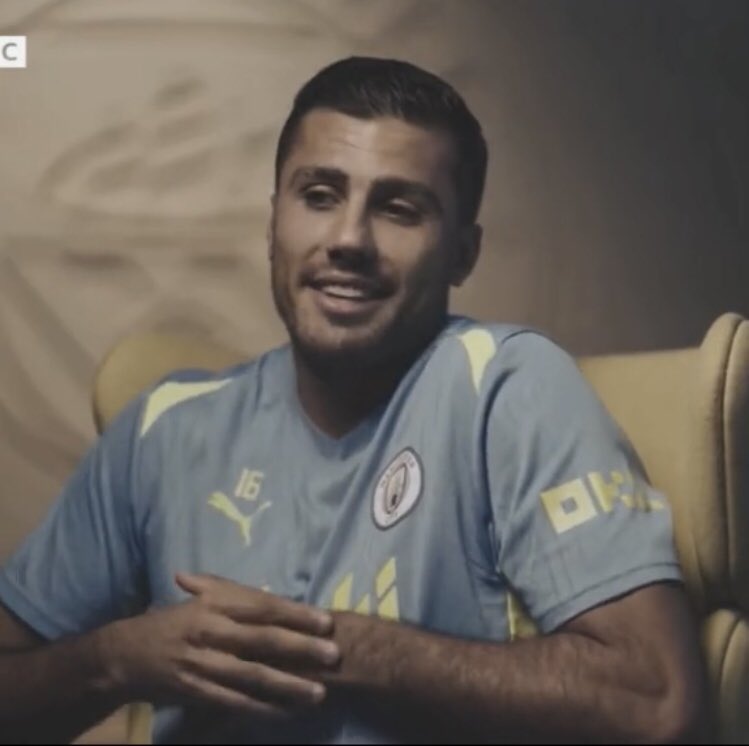 🗣️Joe Hart:" Dani Carvajal was telling you every day to sign for Real Madrid, do you think about that sometimes?

🗣️Rodri: "right now, l have a contract with City. Just like what Riyad said, l dont see anything higher than City &amp; to play in the Premier League".

what a guy👋