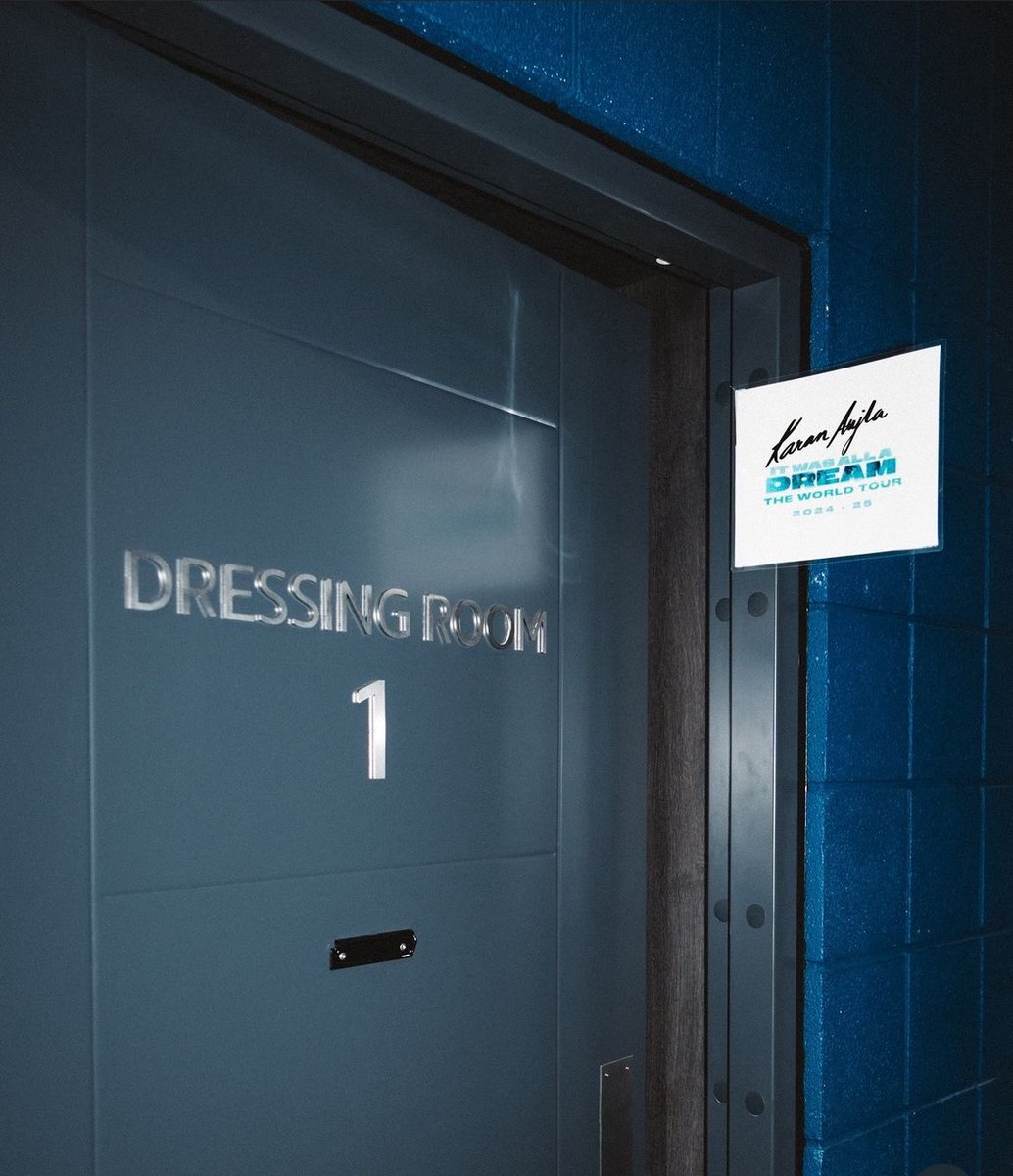 B96Navpreet's tweet image. Yeahhhhh finally 🥳🥹
See you in few hours cutie @GeetanDiMachine  @TheO2 
#KaranAujla #ItWasAllADream