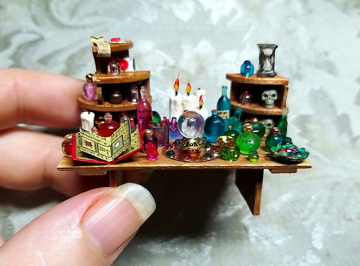 Managed to find some time to finish a colourful #28mm Wizard's table today. Got some other sculpts and things in the works also. Table etc is made from coffee stirrers, Resin, beads, copper sheet and paper mostly 😄
#DnD #miniatures
#mini #scenery #pathfinder
#crafting #D&amp;D