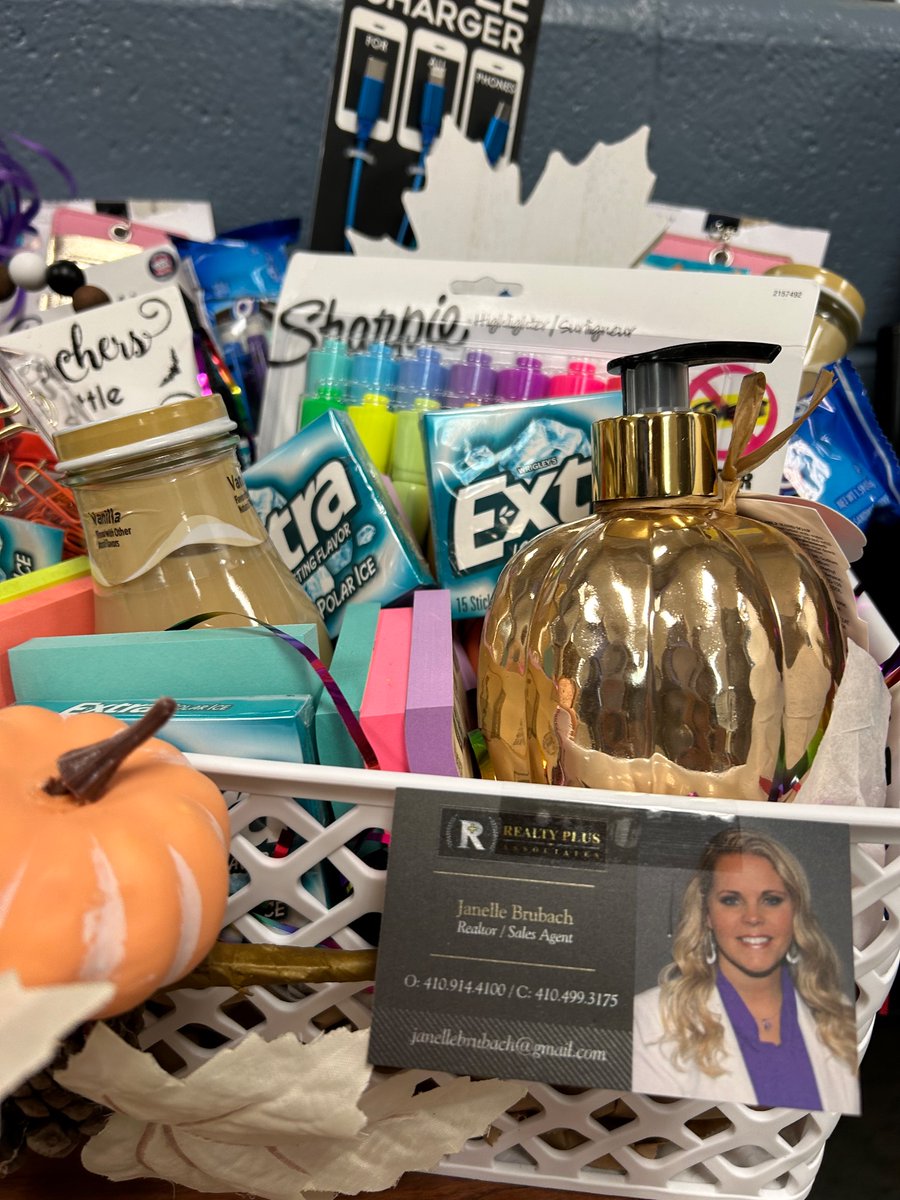 SparrowsPointMS's tweet image. ✨ THANKFUL FRIDAY!!! ✨

THANK YOU Mrs. Brubach and family for spreading joy to our staff members today! We appreciate you!!! 💙🐾