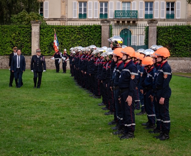 SDIS50's tweet image. 🚩 1/2 Le CNE T. BOUNISSOU, commandant de la compagnie sud, a reçu le fanion de son unité, ce 4 sept à #Avranches. Le choix de la couleur blanche, symbole de spiritualité, de pureté, illustre l'histoire commune des sapeurs-pompiers du sud Manche avec le Mont et son saint patron.