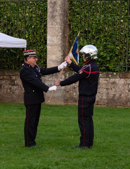 SDIS50's tweet image. 🚩 1/2 Le CNE T. BOUNISSOU, commandant de la compagnie sud, a reçu le fanion de son unité, ce 4 sept à #Avranches. Le choix de la couleur blanche, symbole de spiritualité, de pureté, illustre l'histoire commune des sapeurs-pompiers du sud Manche avec le Mont et son saint patron.