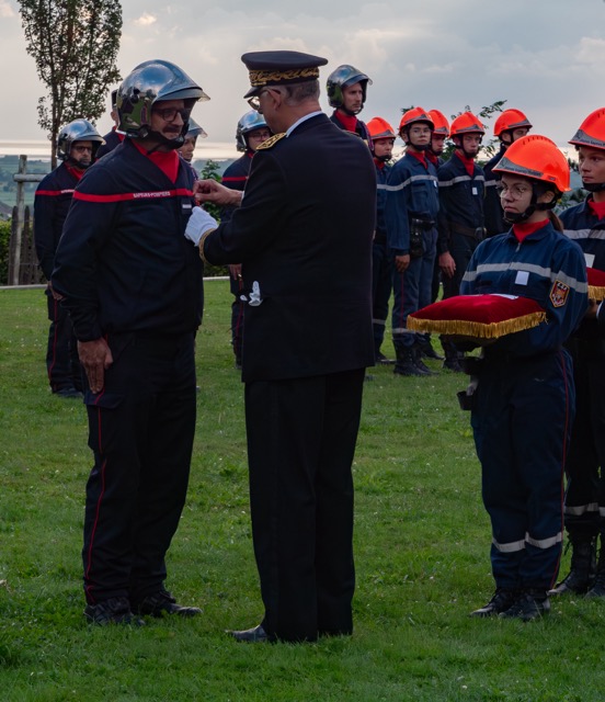 SDIS50's tweet image. 🚩 1/2 Le CNE T. BOUNISSOU, commandant de la compagnie sud, a reçu le fanion de son unité, ce 4 sept à #Avranches. Le choix de la couleur blanche, symbole de spiritualité, de pureté, illustre l'histoire commune des sapeurs-pompiers du sud Manche avec le Mont et son saint patron.