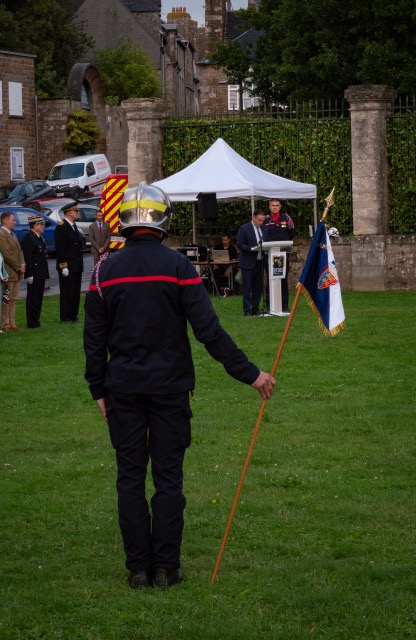 SDIS50's tweet image. 🚩 1/2 Le CNE T. BOUNISSOU, commandant de la compagnie sud, a reçu le fanion de son unité, ce 4 sept à #Avranches. Le choix de la couleur blanche, symbole de spiritualité, de pureté, illustre l'histoire commune des sapeurs-pompiers du sud Manche avec le Mont et son saint patron.