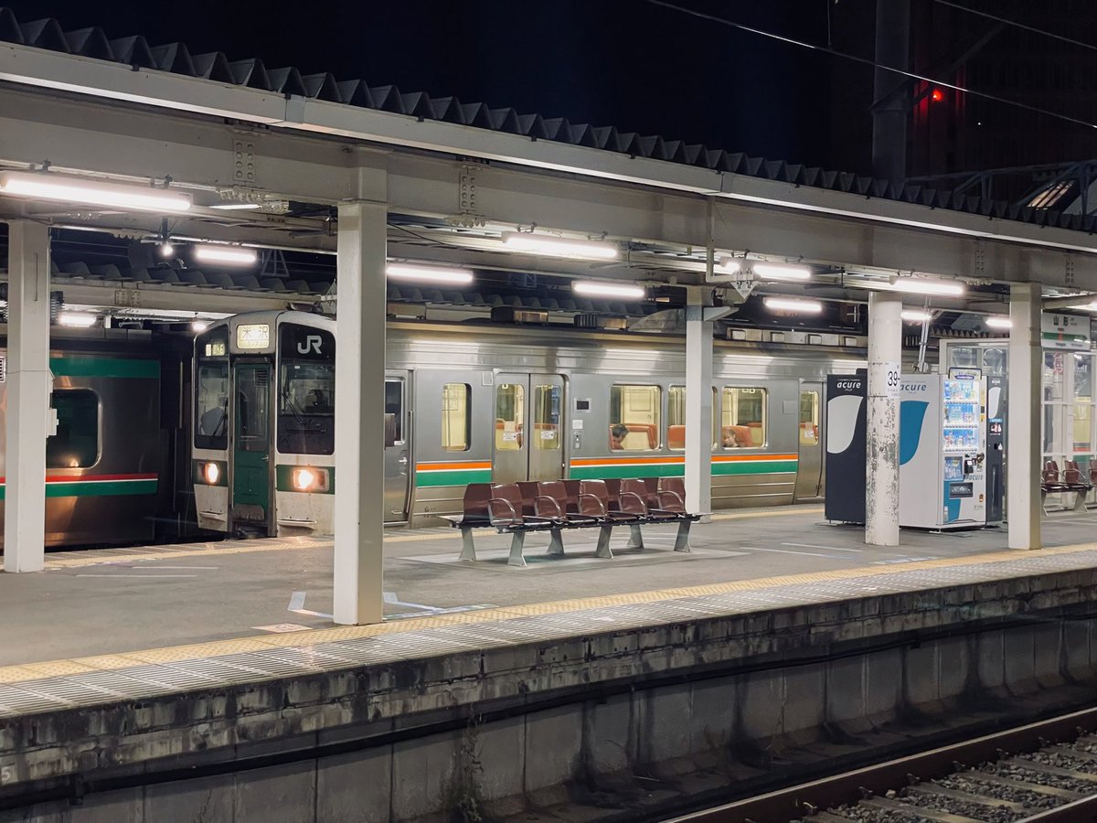 「山形駅はE8系デビューのお祝いモード。されど初山形駅の身としてはつくづく印象に残」|24のイラスト