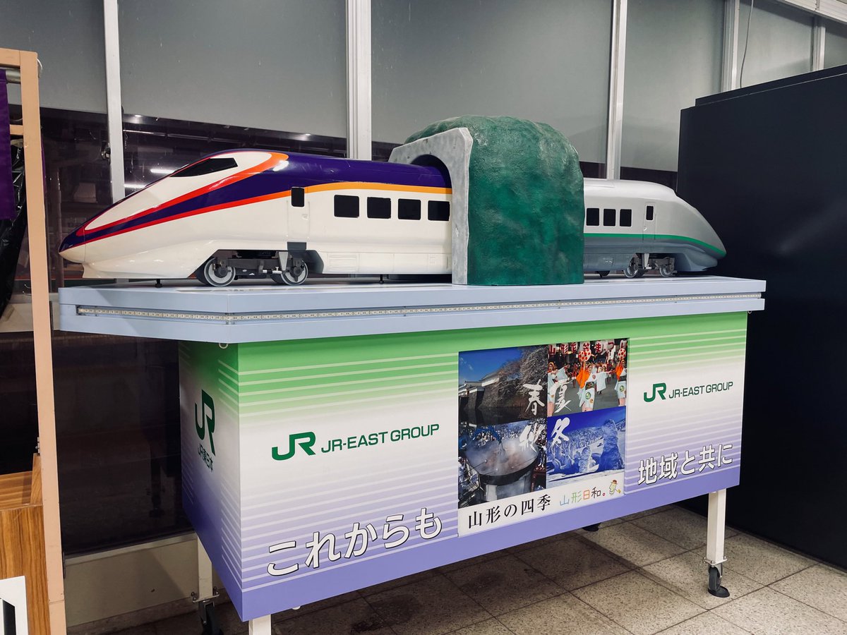 「山形駅はE8系デビューのお祝いモード。されど初山形駅の身としてはつくづく印象に残」|24のイラスト