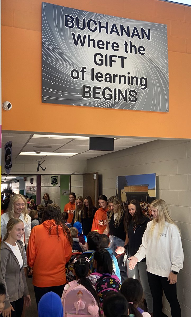 HuronTigerAD's tweet image. #hurontigers Volleyball players were up and at ‘em this morning to welcome our K-1 kids to school this Friday. Have a great day and fantastic weekend!