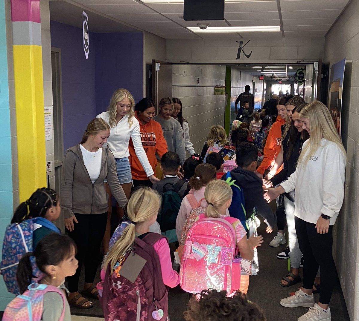 HuronTigerAD's tweet image. #hurontigers Volleyball players were up and at ‘em this morning to welcome our K-1 kids to school this Friday. Have a great day and fantastic weekend!