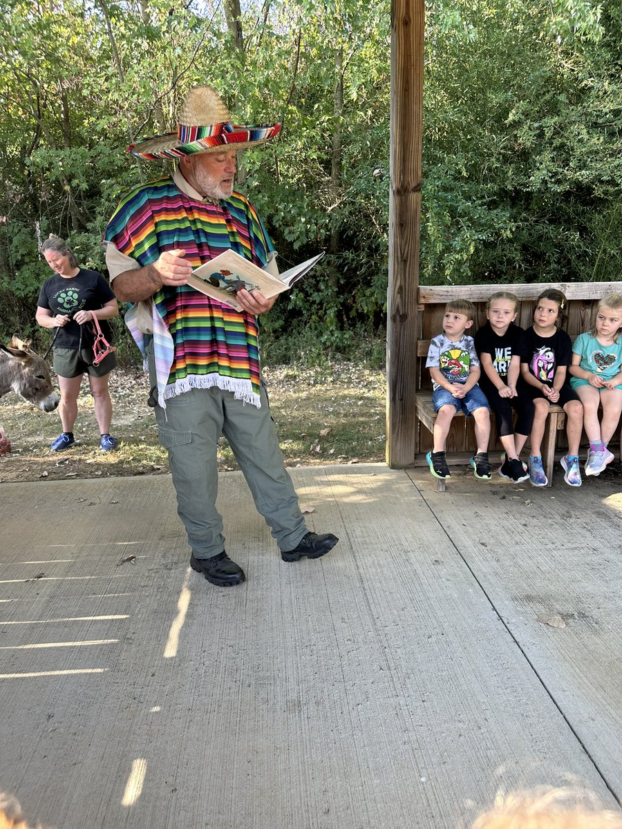 Sumner Sheriff’s Dept reads to the OES students. #SumnerAchieves.