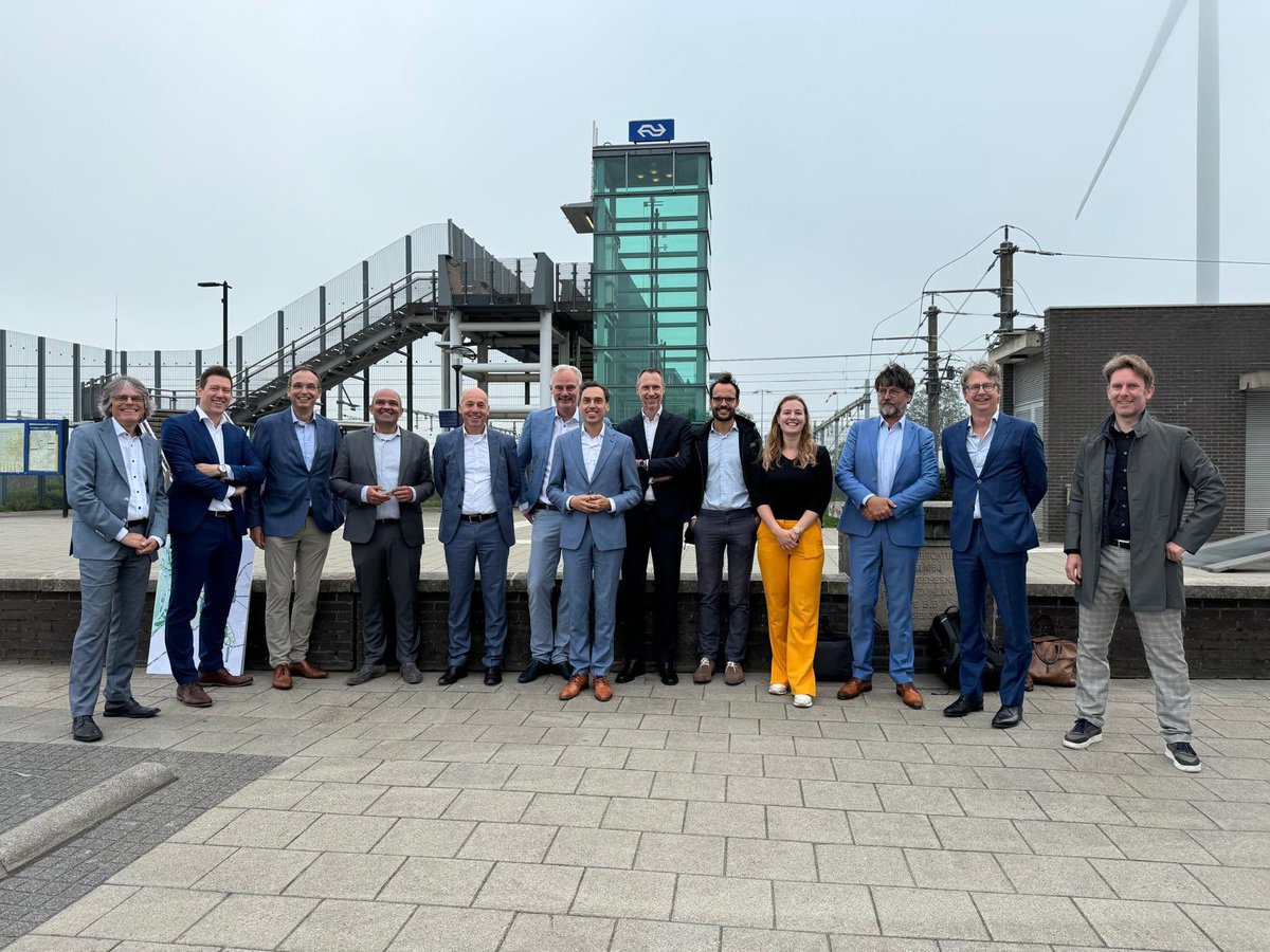 Dank aan gemeente Moerdijk voor werkbezoek aan station Lage Zwaluwe en gebiedsontwikkeling Zevenbergen! Met DG Mobiltieit Kees van der Burg op uitnodiging van wethouder Danny Dingemans gesproken over opgaves van Moerdijk en schaalsprong Zevenbergen. #brabantgroeit
