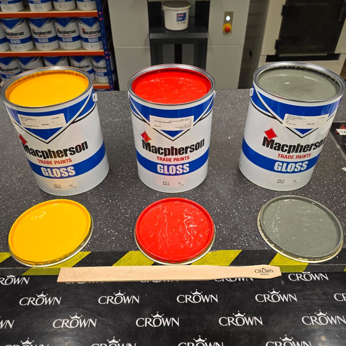 TwiggsMatlock's tweet image. Tackling your never-ending to-do list this weekend? Pop down to Twiggs, and we'll whip up your perfect paint shade! 🎨

Our Crown Paint Mixing System and Colour Match Scanner allow us to offer professional advice and competitive pricing. ✅

#twigg #paintmixing #colourmatch