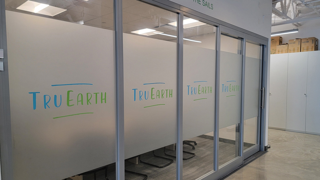 SignaramaCanada's tweet image. Whether it’s for exterior or interior windows and doors, Signarama window frosting solutions not only enhance privacy but also add a touch of elegance to any space.  #SignaramaCanada #WindowFrosting #OfficeDesign #Privacy bit.ly/46OvXCB