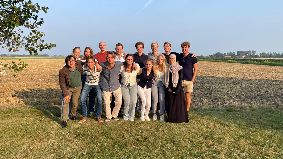 bo_feb's tweet photo. Een gloednieuwe groep jonge economen is deze week aan het BoFEB-traineeship begonnen!

Na de eerste colleges is de groep dinsdag onder leiding van directeur @bo_feb dr. @Lukkezen vertrokken naar het Zeeuwse Scharendijke voor de introdagen.

De groep kijkt uit naar wat komen gaat! https://t.co/WSAj5CiEiC