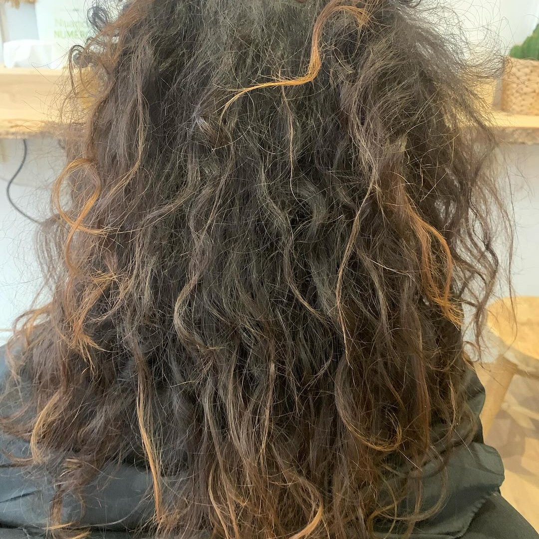 ✨ Vous cherchez une alternative au balayage traditionnel ? Découvrez le balayage minéral, une option plus douce et respectueuse pour vos cheveux ! 🌿💁‍♀️ Profitez d'une couleur éclatante sans compromettre la santé de votre chevelure. #BalayageMinéral #CheveuxNaturels