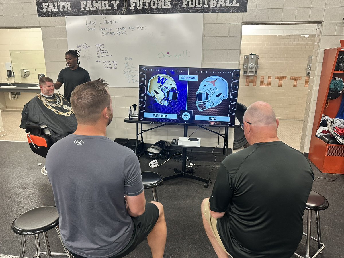 LampeCoach's tweet photo. Got the competition going early this morning with @CoachMLeonard and @btex0127 getting after it on NCAA…Coach Gaylor with the easy dub #buttonsmasher #hipponation https://t.co/429vDLcYRr