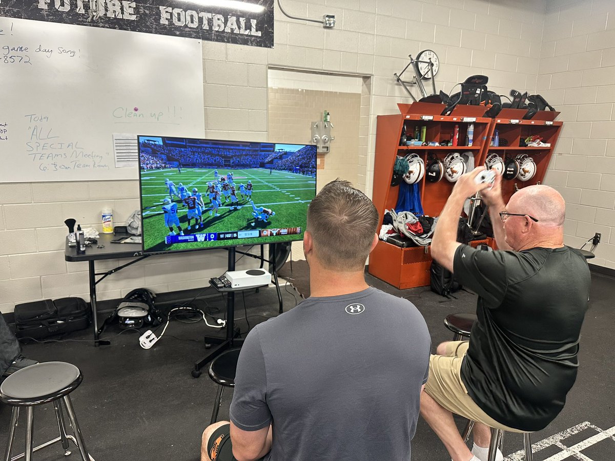 LampeCoach's tweet photo. Got the competition going early this morning with @CoachMLeonard and @btex0127 getting after it on NCAA…Coach Gaylor with the easy dub #buttonsmasher #hipponation https://t.co/429vDLcYRr