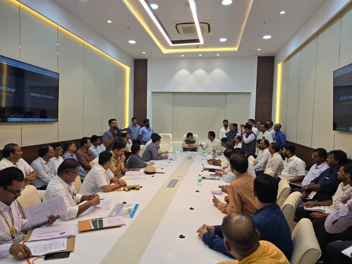 <a href="/aparanjape/">Amit Paranjape</a> <a href="/SidShirole/">Siddharth Shirole</a> <a href="/PMCPune/">PMC Care</a> First I was unhappy with wagholi Roads.
Then I saw MLA <a href="/AshokPawarMLA/">Ashok Pawar</a> working in day-shift chasing administration to arrange dambar trucks (civic level issues).
And social worker <a href="/SampatAabaGade/">Sampat Aaba Gade (wagholi)</a> works in night shift to fix the remaining potholes that gets escaped in day shift.