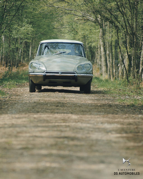 DS_Heritage's tweet photo. 🧐 Vous êtes sur le chemin de la rentrée ou sur celui des vacances ?
#VoyagerEstUnArt #LAventureDS #BeautifulCar https://t.co/cCRNDq3UiG