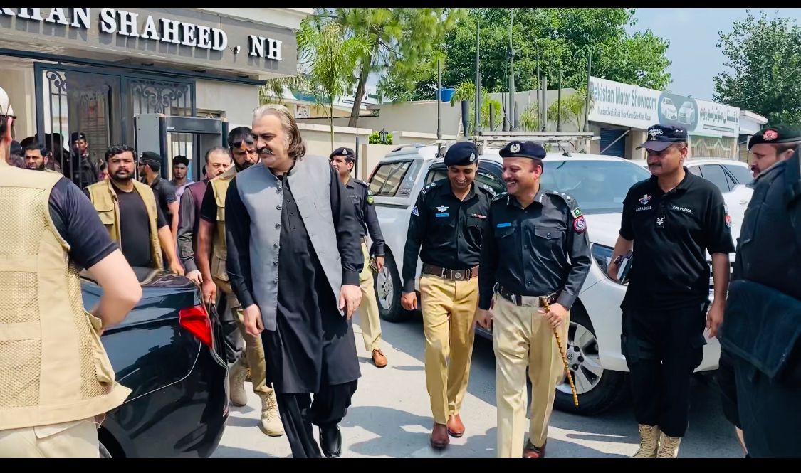 یوم دفاع 6 ستمبر 2024
*صوابی۔وزیر اعلیٰ خیبر پختونخوا سردار علی امین خان گنڈاپور کا یوم دفاع کے موقع پر ضلع صوابی کامختصر دورہ، صوابی پولیس کی فل پروف سیکیورٹی کا انتظام کیا گیا تھا
*اس موقع پر آر پی او مردان نجیب الرحمن ،ڈسٹرکٹ پولیس آفیسر صوابی ہارون رشید خان موجود تھے*

*