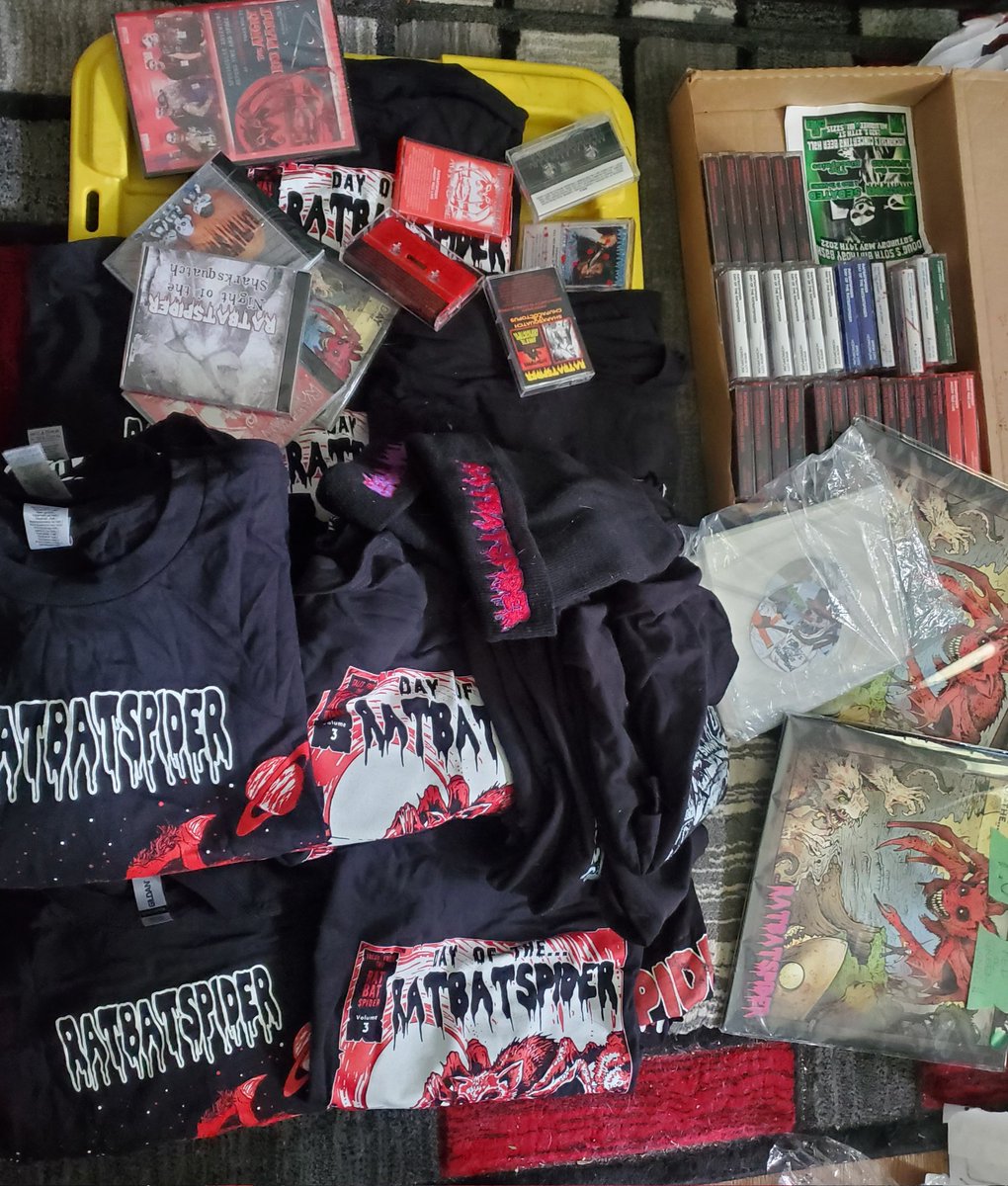 It's #bandcampfriday ...use code back2mars for 50% off your order.
Limited sizes available...get something cool before it's all gone 🤘🐀🦇🕸
ratbatspider.bandcamp.com