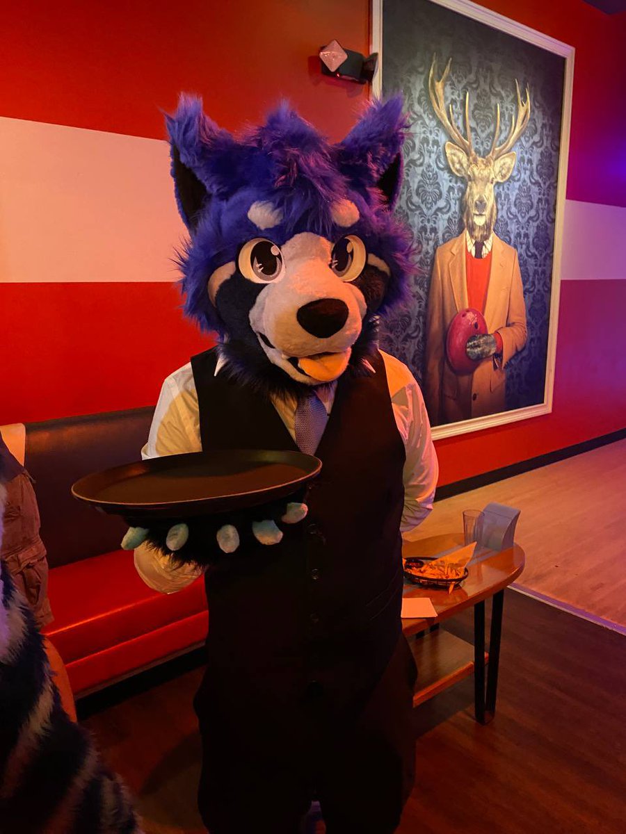 AcePandaMagic's tweet image. Hello I am Ace! I will be your server this #FursuitFriday
馃摲: @AtrexWlf
馃У馃: @wolf_daz