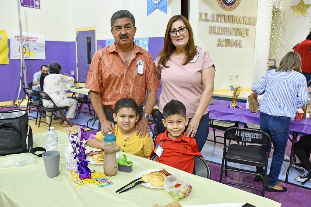 LaredoISD's tweet photo. Smiles and hugs all around at Leyendecker Elementary this morning! Happy #GrandparentsDay!
#lisdistheplacetobe #lisdleadingtheway https://t.co/ntbmsrIUt8