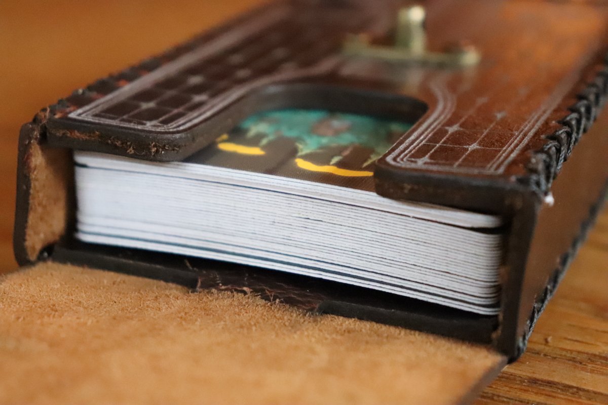 SpeechlessBard's tweet image. We just sent out our first custom leather pouch to carry a Deck of Many Things. Our friend will be testing this design while cosplaying Grog!🍺
We hope we get lots of feedback from him so we can improve this and make more tarot-sized pouches...?
#ttrpg #dnd #CriticalRoleCosplay