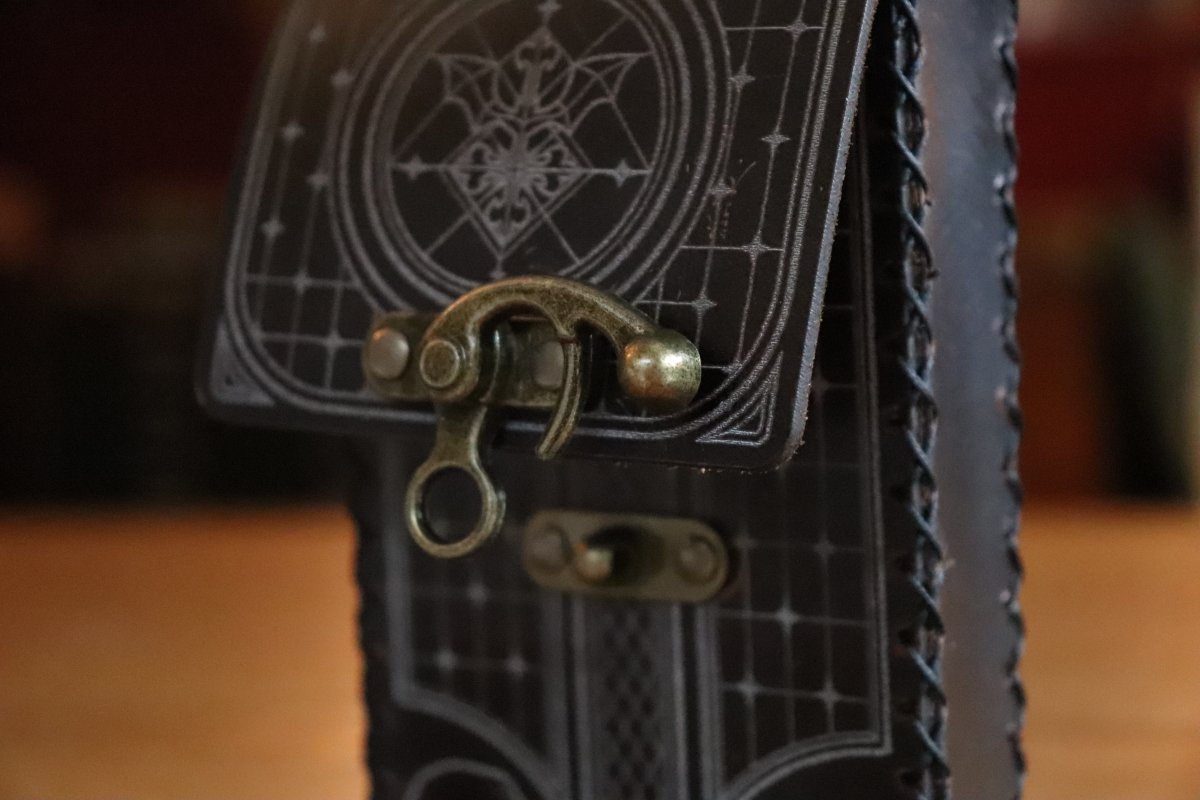 SpeechlessBard's tweet image. We just sent out our first custom leather pouch to carry a Deck of Many Things. Our friend will be testing this design while cosplaying Grog!🍺
We hope we get lots of feedback from him so we can improve this and make more tarot-sized pouches...?
#ttrpg #dnd #CriticalRoleCosplay