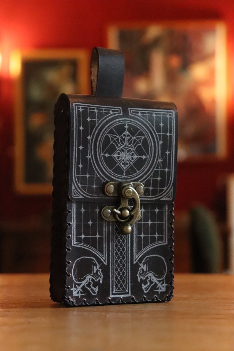 SpeechlessBard's tweet image. We just sent out our first custom leather pouch to carry a Deck of Many Things. Our friend will be testing this design while cosplaying Grog!🍺
We hope we get lots of feedback from him so we can improve this and make more tarot-sized pouches...?
#ttrpg #dnd #CriticalRoleCosplay
