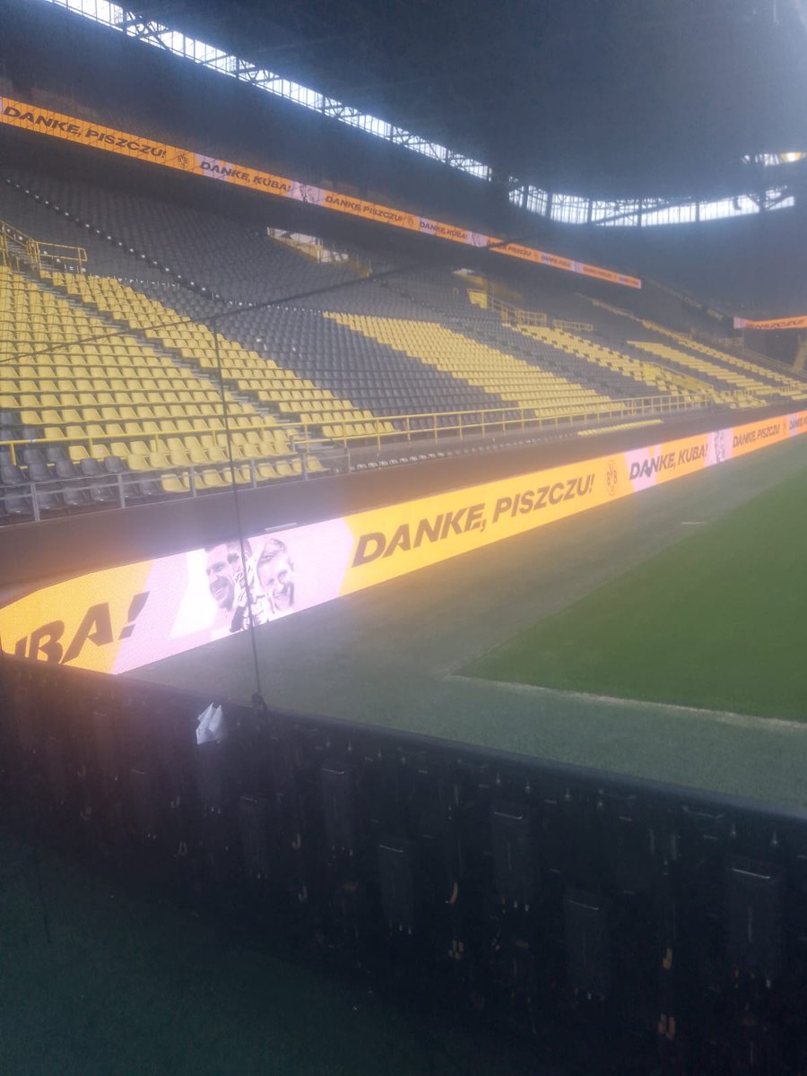 Przez cały dzień na bandach Signal Iduna Park są napisy 