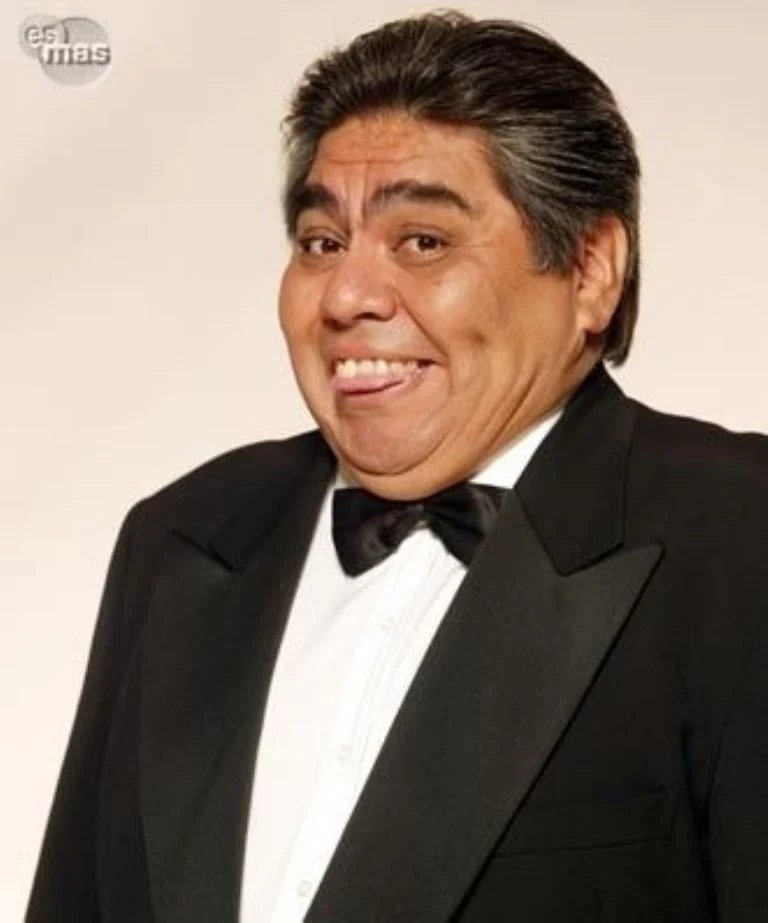 quesadillino's tweet photo. Todo este asunto de Franco Escamilla me recordó a Miguel Galván, él decía en su stand up que era tan gordo que no había nacido, se había quitado a su mamá de encima.
La mamá de Miguel Galván murió cuando él nació.
ESO es humor negro. https://t.co/H6wHpzS7HS