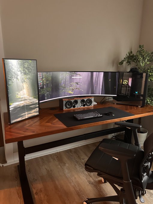 It finally came, this desk is so legit. Took me like 5 hours to assemble it but all worth it. https://t