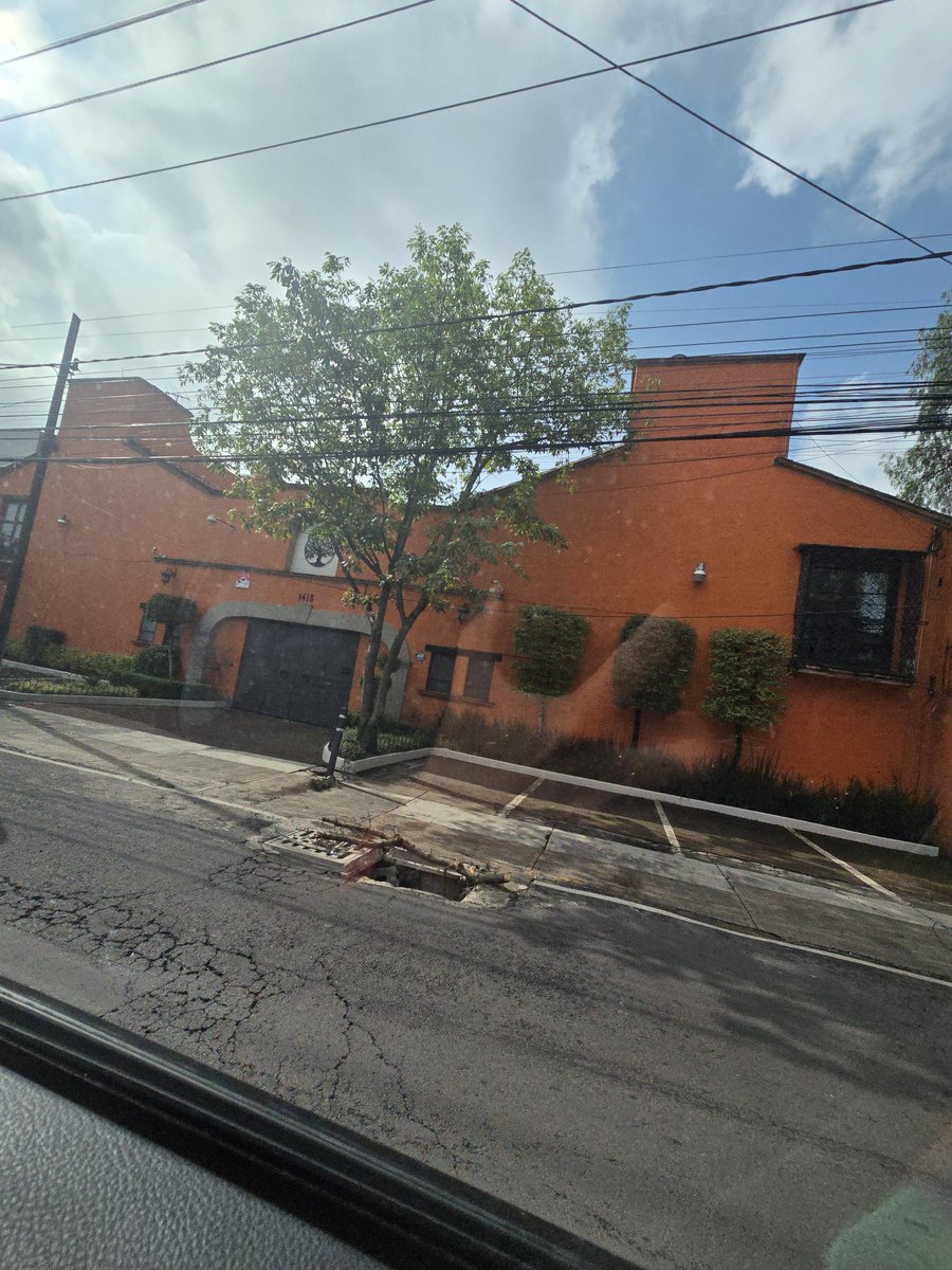 pabloabucci's tweet image. Lleva 1 semana esta coladera destruida...por favor!! @SOBSECDMX @GobiernoMX @locatel_mx Desierto de los Leones 1418, Col Alcantarilla.