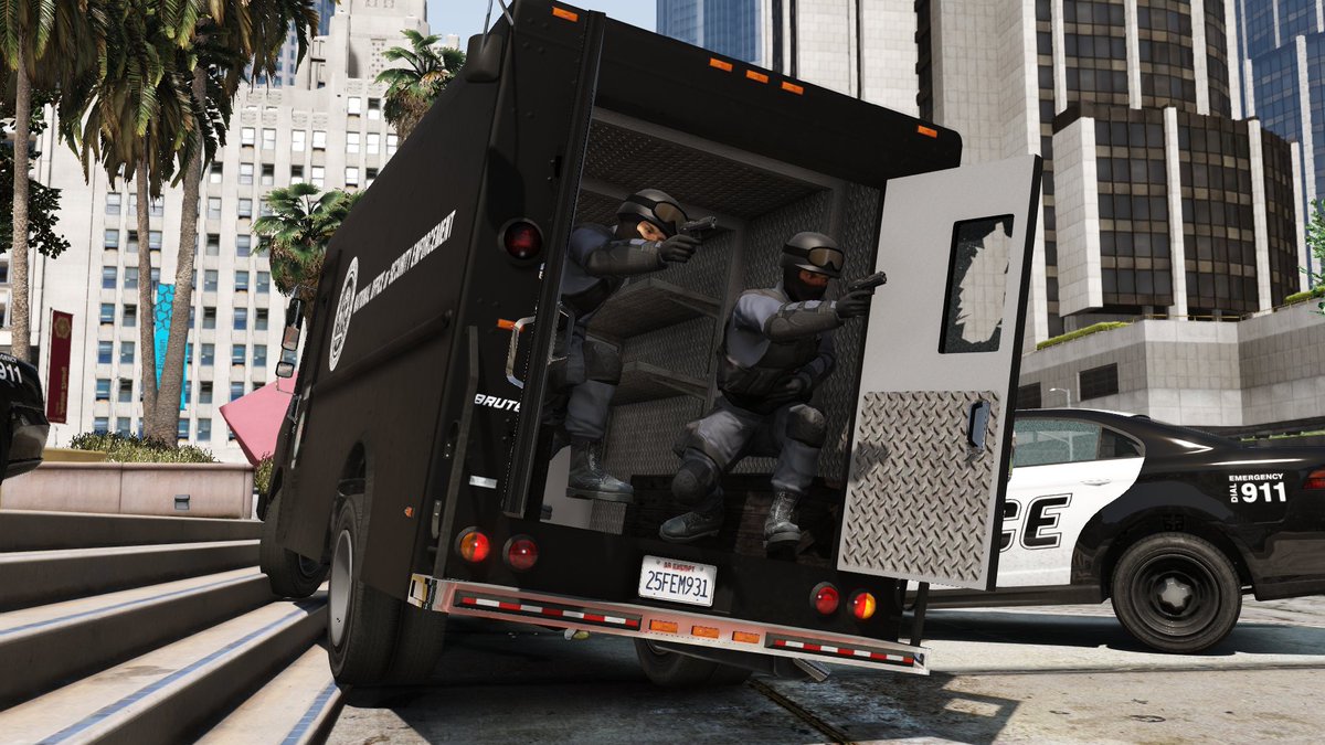 monkeypolice188's tweet image. Fun #GTAV fact of the day:

A &quot;NOOSE Van&quot; was cut from the game. The van, internally named noosevan, was a police variant of the Boxville, which responded during 2+ star wanted levels. The van spawns with 2 rear passengers who open fire when the player is behind them.