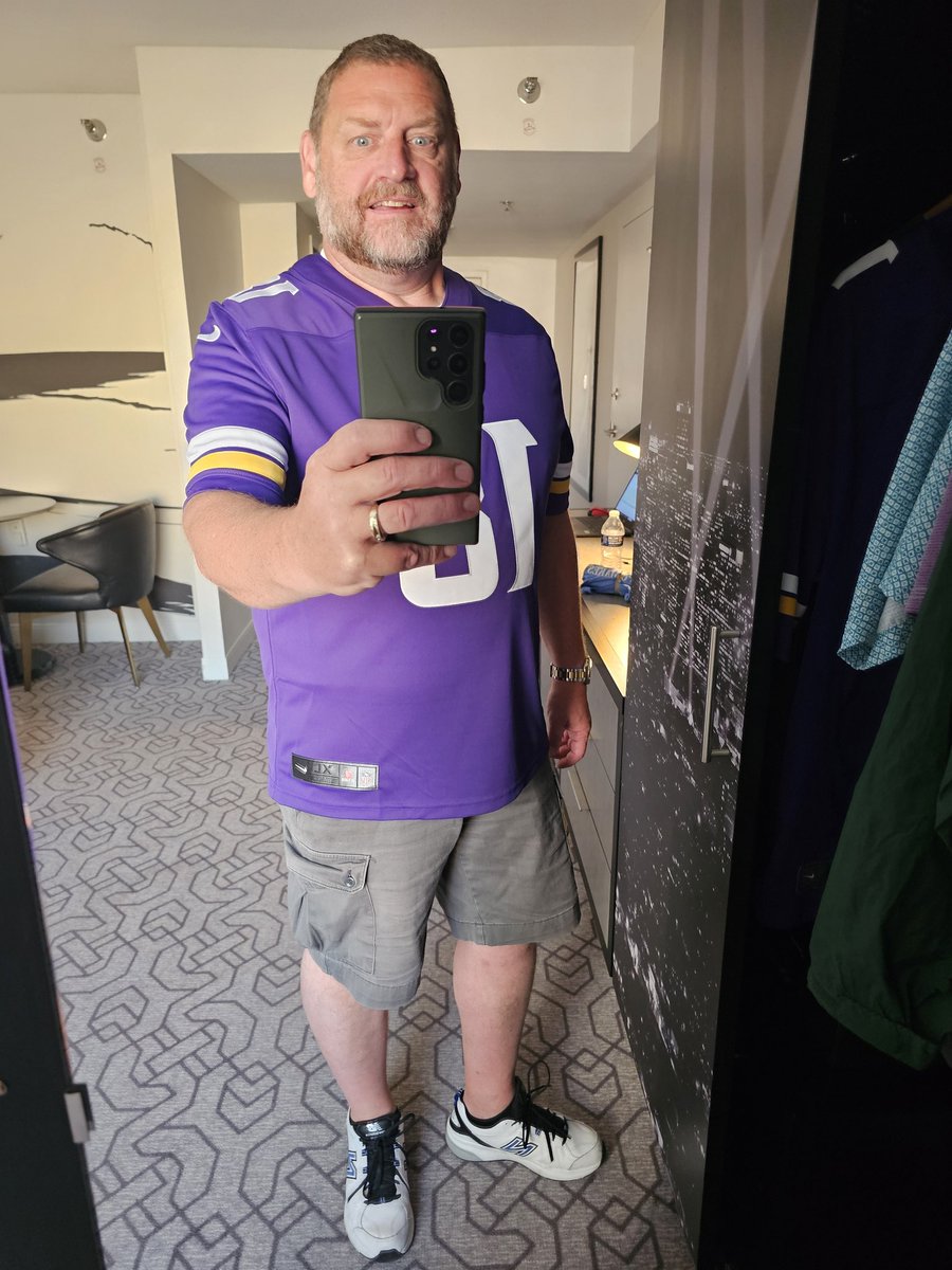 OverHypedSleepr's tweet image. #StealthMode engaged as I head into today's drafts disguised as a boomer

-graying facial hair ✅️
-jersey from favorite team✅️
-cargo shorts✅️
-white New Balance shoes✅️

I want people taking one glance and expecting me to paint the first 5 rounds green