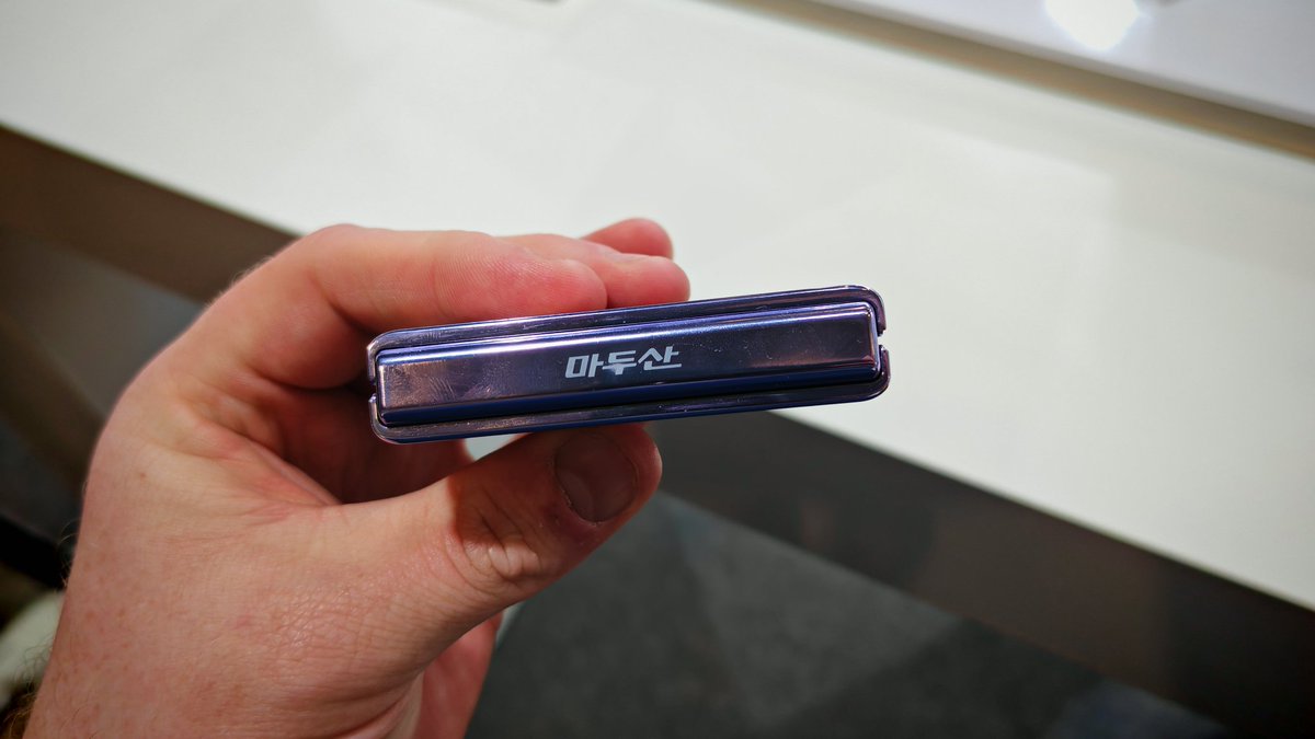 Androidheadline's tweet photo. This is the DOOGEE V Flip Pro. The first flip phone for North Korea. 

It's a budget flip phone, and honestly it doesn't seem that bad. We've definitely seen worse "budget flip phones". https://t.co/sMPhOW4t3r