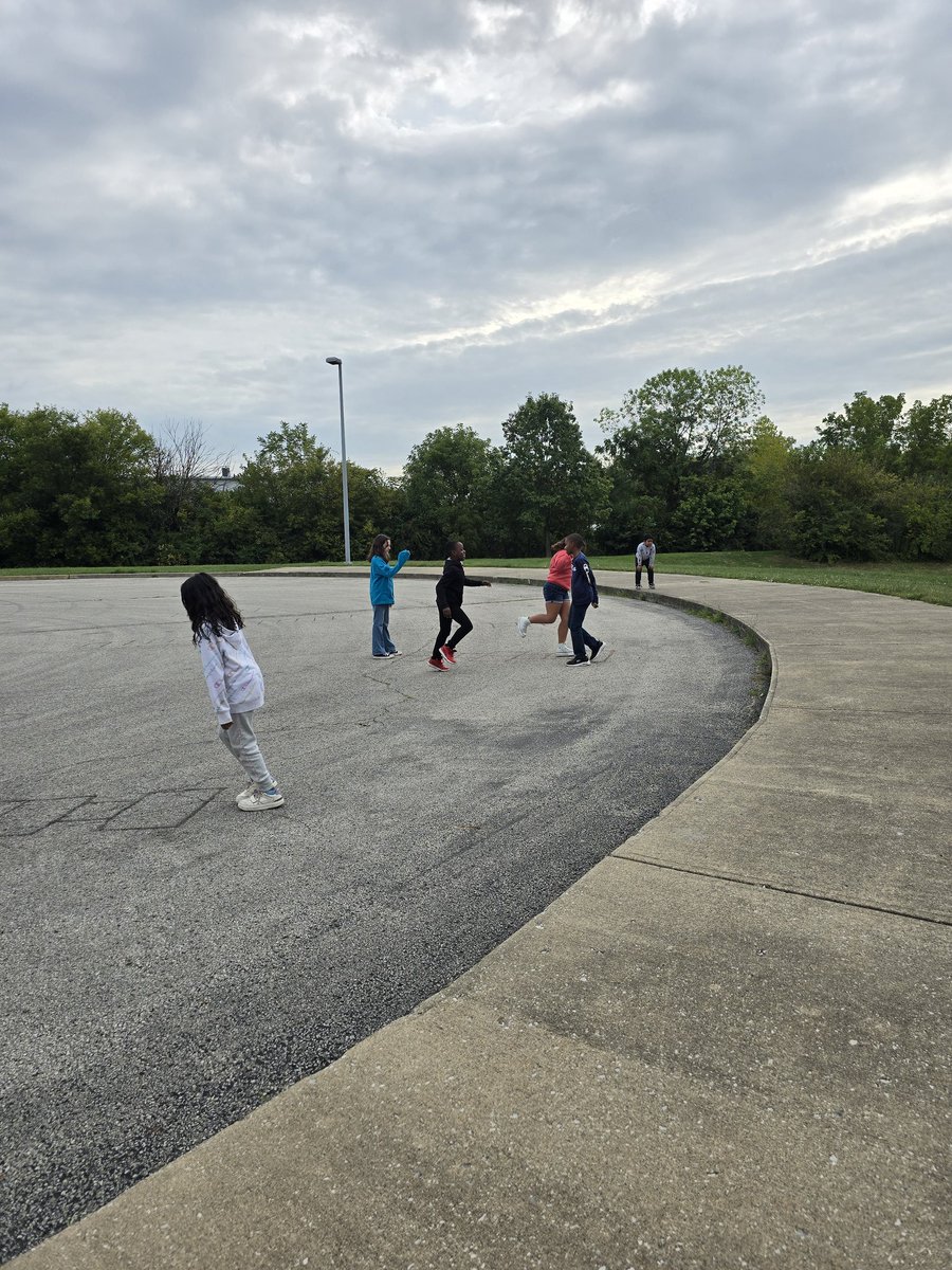 MrsTurnerMosley's tweet photo. Some very deserved breaks for my Fantastic Fourth graders! Earned 25 golden tickets as a class and finished up our first math module. They have worked very hard and are doing great. @WayneTwpSuper @PrincipalGCE #prodigymath #extrarecess #SplashLearn https://t.co/sj27lwbGEm