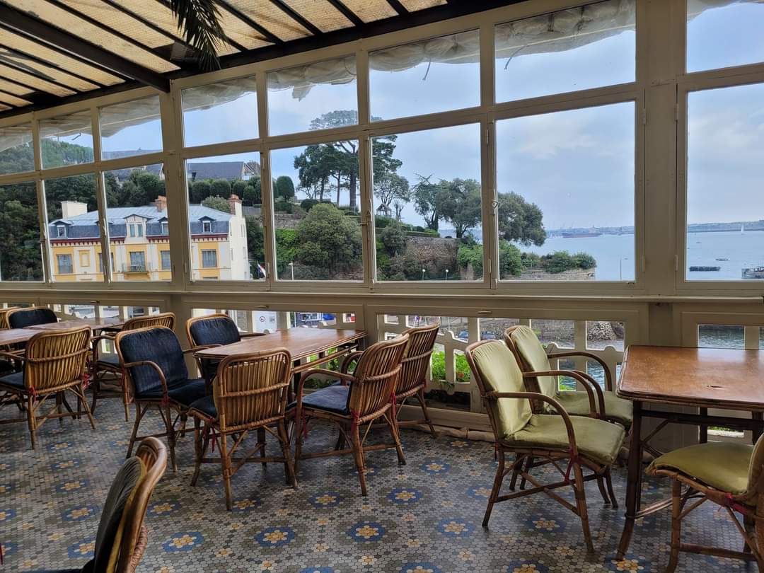 PascalBudor's tweet image. Profiter de quelques rayons de soleil face à la mer après une journée de travail 💙🌊👨🎓👩🎓🦞🇫🇷
#dinard #pascalbudor