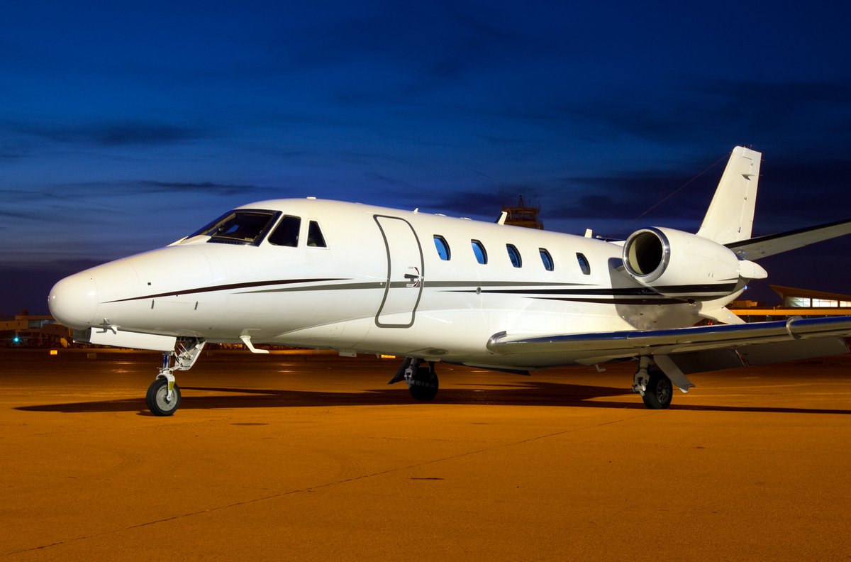 Citation Excel waiting for its next nighttime departure ✈ Book your next charter with PlaneSmart! Aviation 💫

#planesmart #aviation #cessna #citation #excel #textronaviation #privatejet